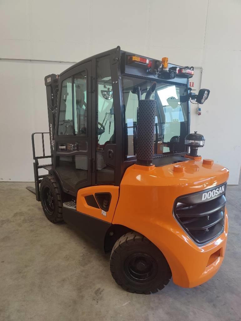 Doosan D33S-9 (vuokralla) Dieseltrukit
